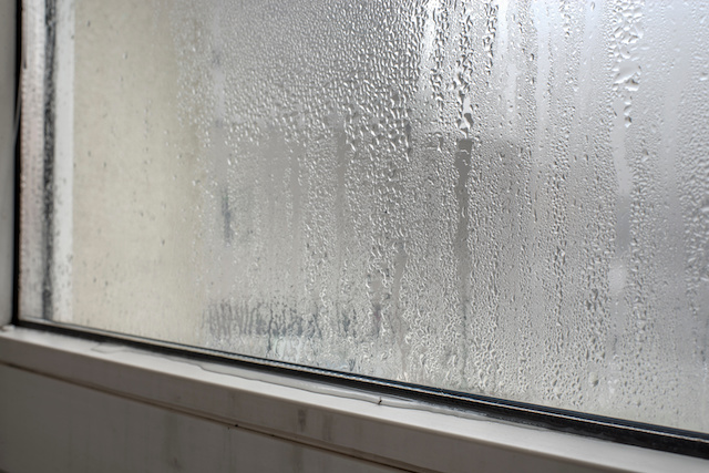 窓枠・サッシから雨漏りする6つの原因とは？応急処置や修理方法も解説！