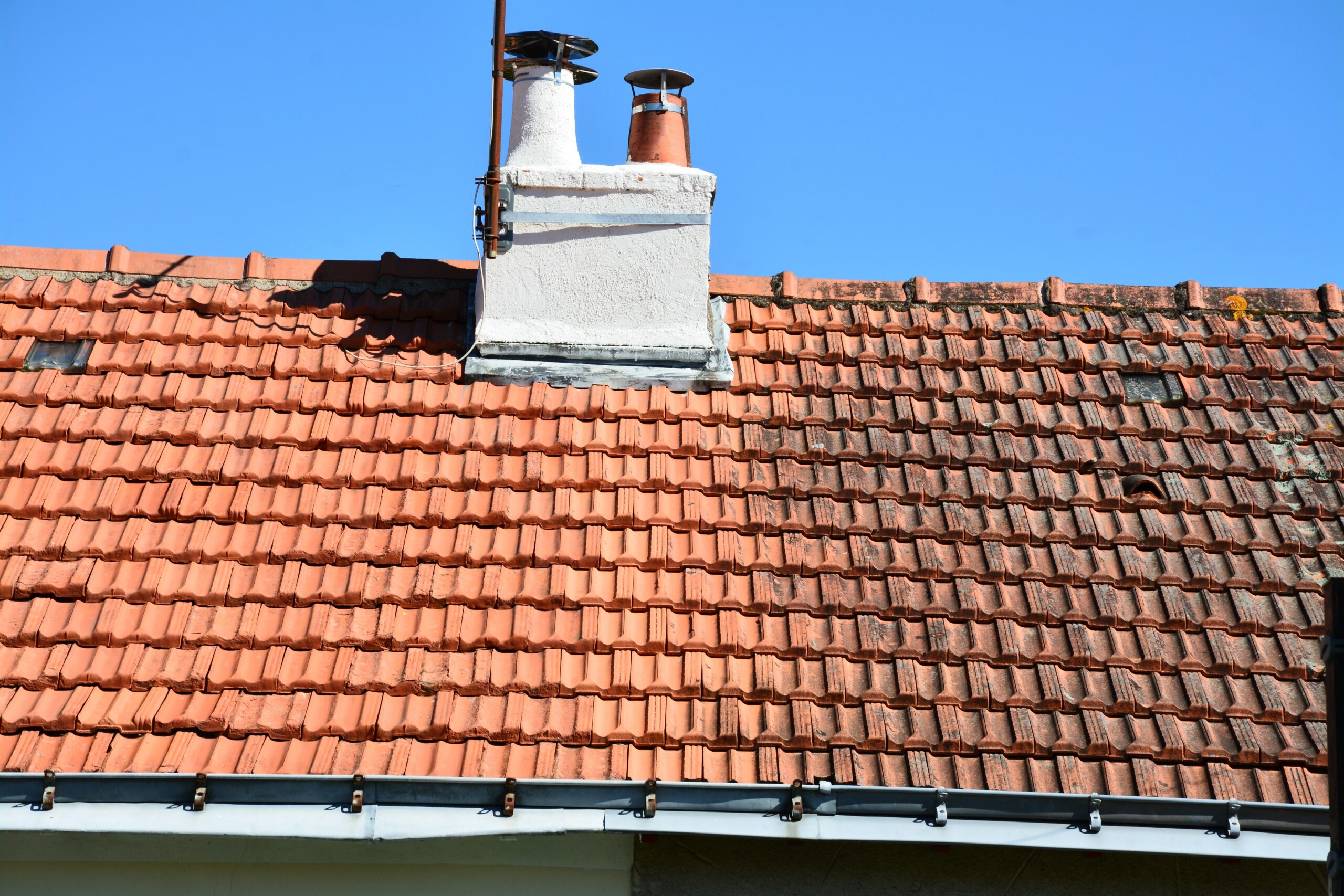 瓦屋根で雨漏りする9つの原因とは？補修方法と修理費用まで解説！