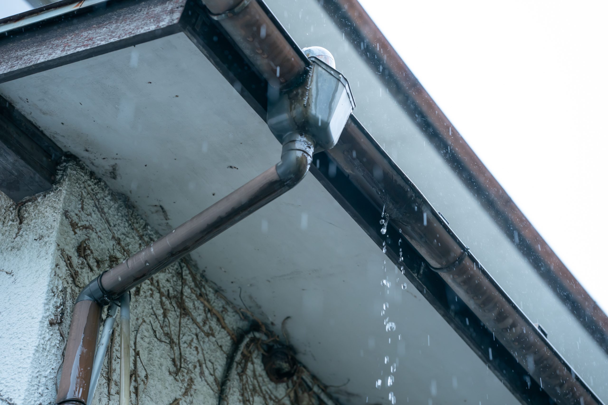雨樋のつなぎ目が水漏れする原因とその修理方法を徹底解説