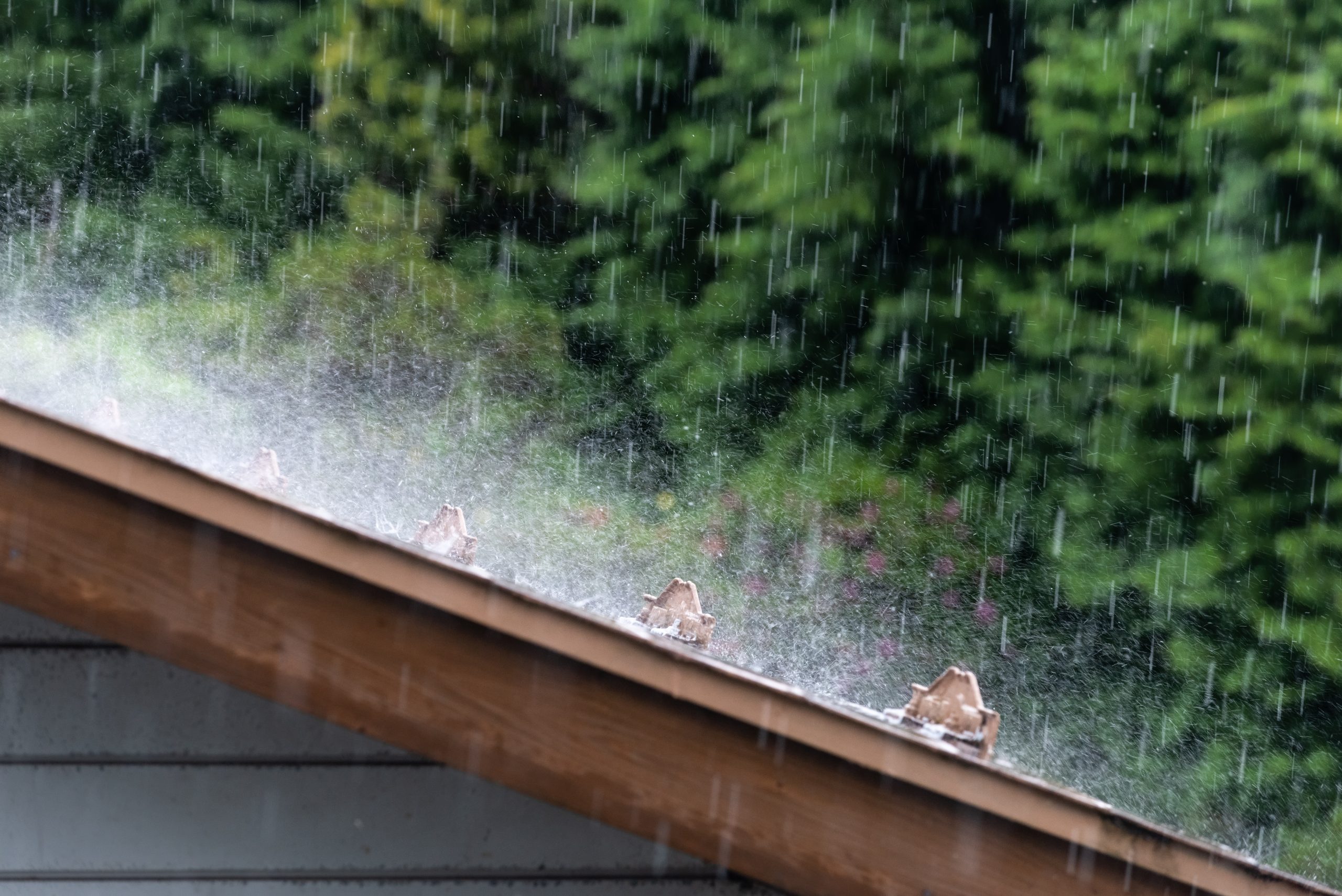 トタン屋根雨漏りの原因と最適な補修方法