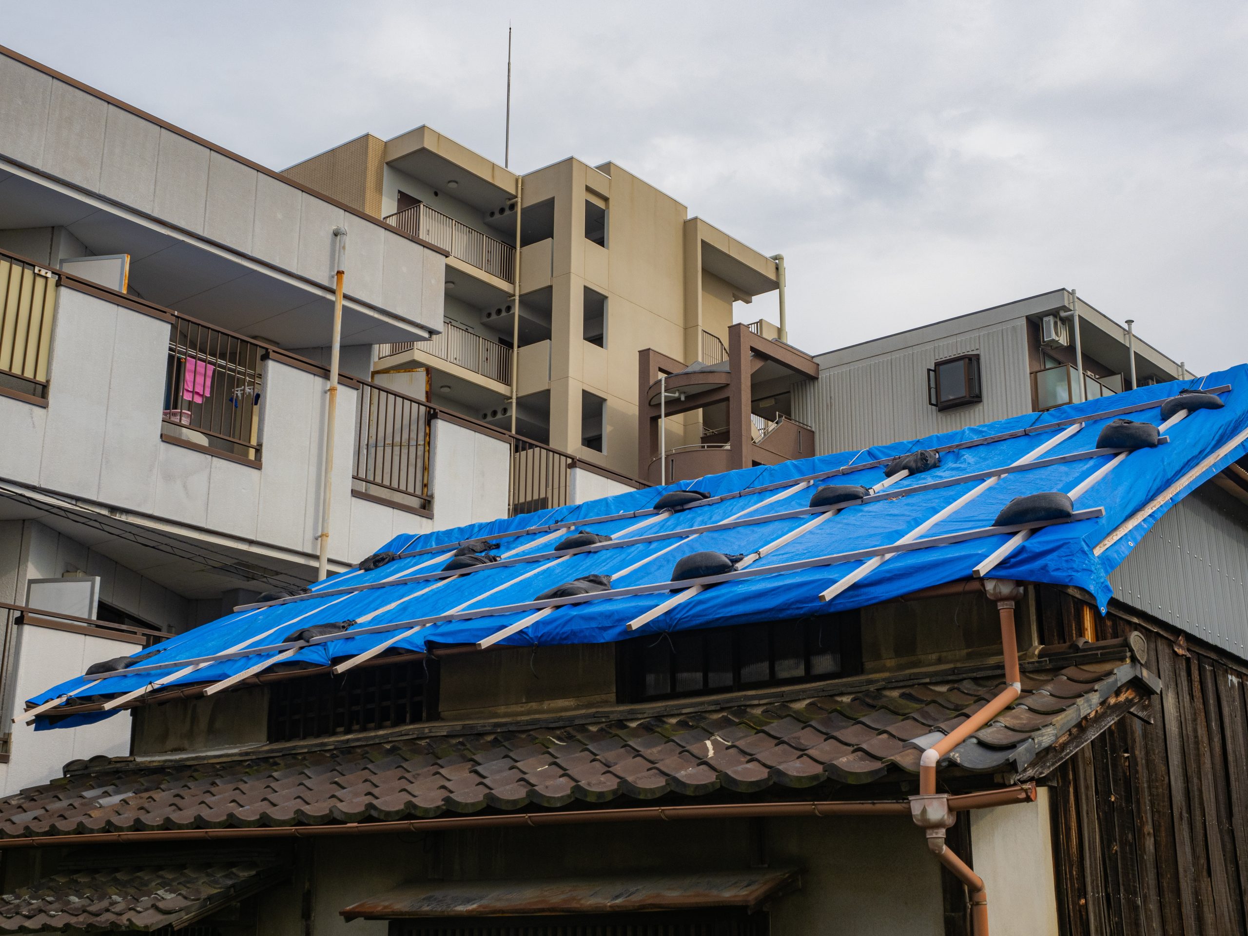 雨漏りの原因と応急処置、ブルーシートを使った対策方法を徹底解説