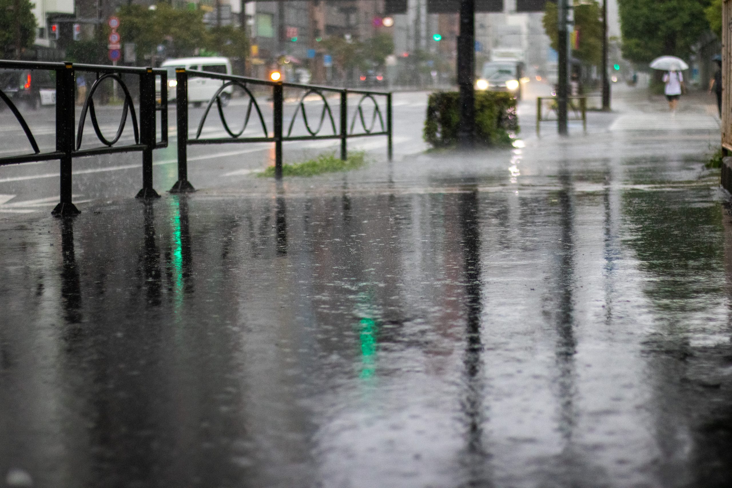 ゲリラ豪雨で雨漏りしたら火災保険は使える？2つの条件を解説