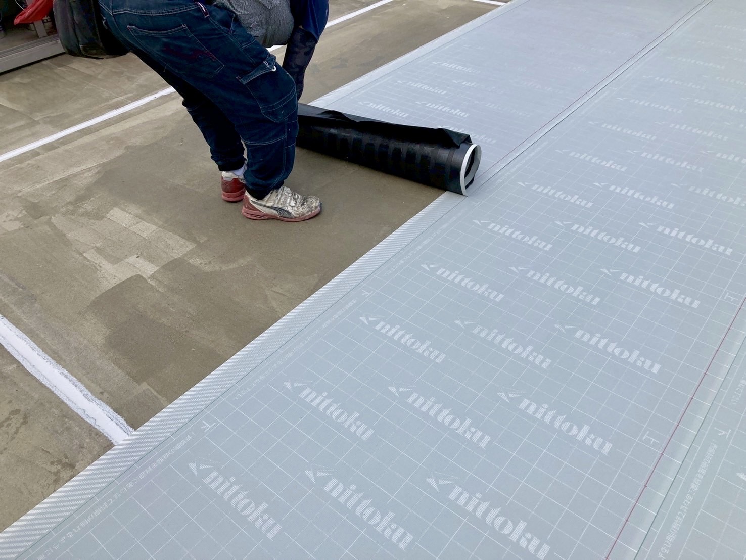 2025/5/26 東京都港区六本木RC造建物 屋上防水工事③｜タックシート貼り・ウレタン防水1層目を施工しました！