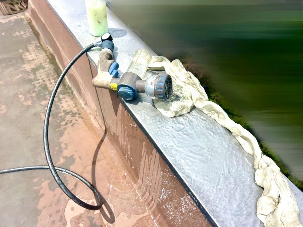 笠木部分散水 陸屋根からの散水試験で室内に発光反応が確認された状態。雨漏り調査・散水調査