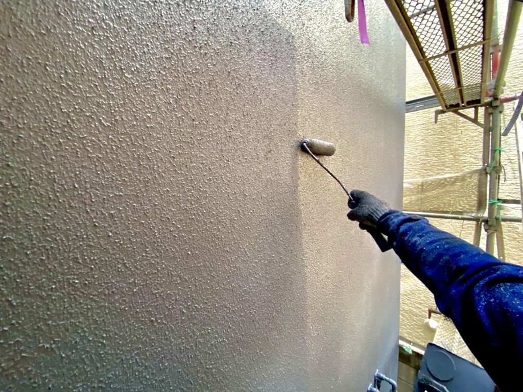 外壁塗装上塗り作業