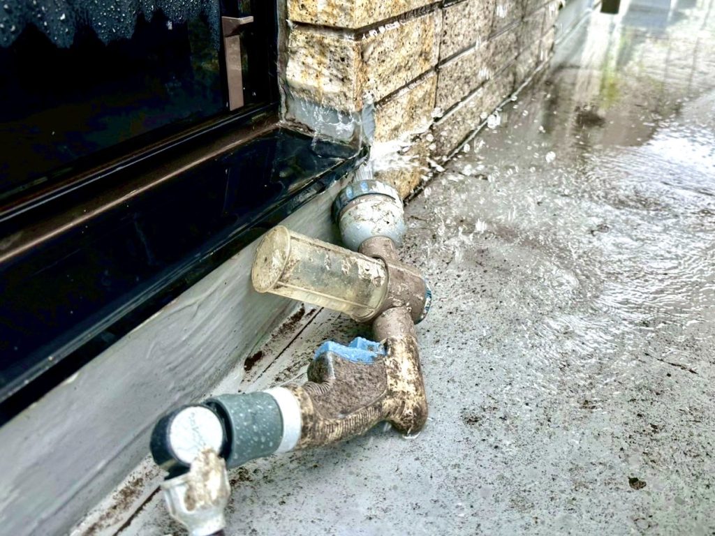 窓サッシ周辺に発光調査液を含んだ水を散水