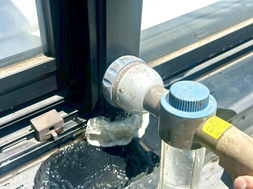 サッシまわりのシーリングにできた隙間へ発光調査液を含んだ水を散水