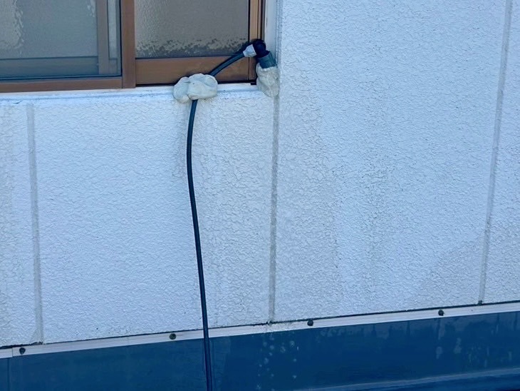 サッシまわりへの散水作業
