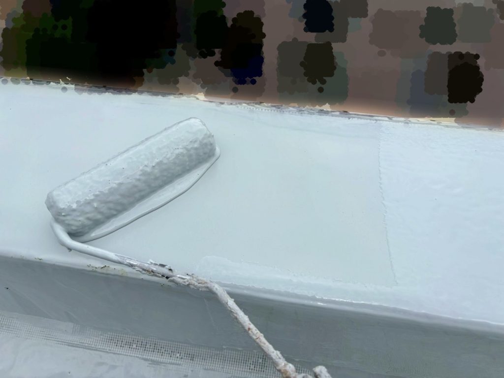 メッシュ補強の上から防水材を丁寧に塗布