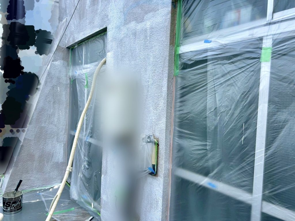 外壁の模様に合わせて肌合わせを行っている様子