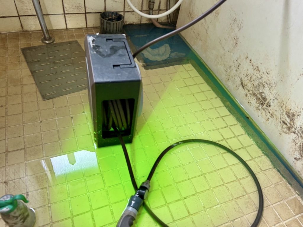 漏水再現のため、調査液を床に満遍なく広げていきます。