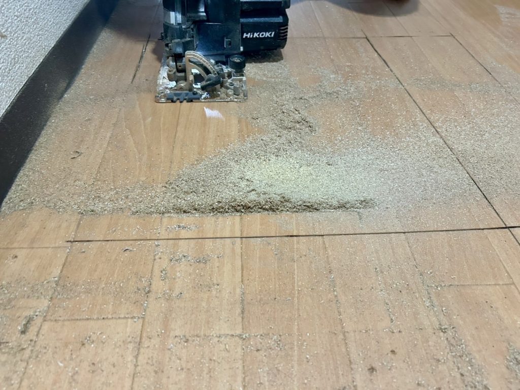 床材を切開し、漏水の経路や内部の状態を丁寧に確認します。目視では確認できない箇所の調査は欠かせません。
