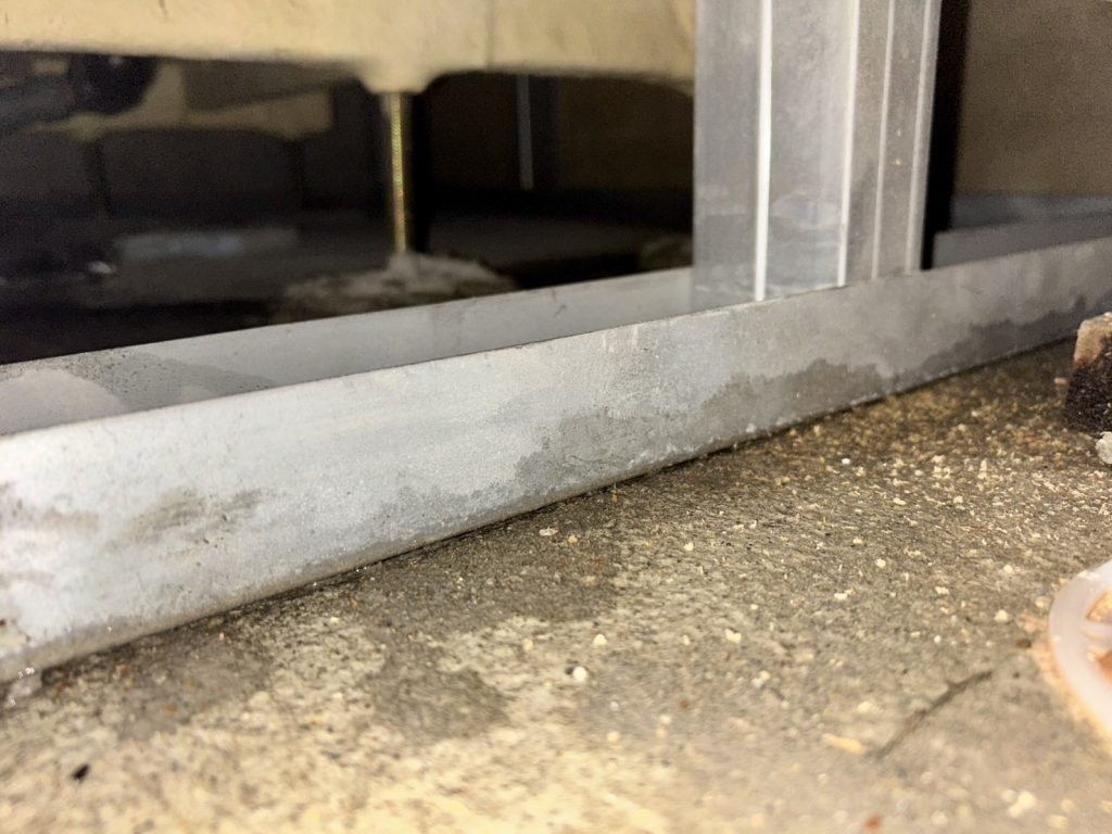 床下に水の痕跡を確認。漏水がどこから来て、どこへ流れているのか、わずかな手がかりを逃さず追っていきます。