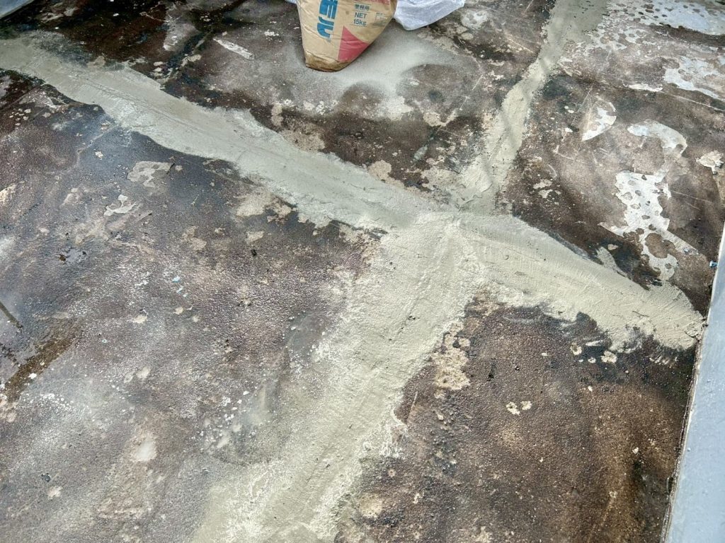 不陸調整を行い、防水前の状態を整えます。