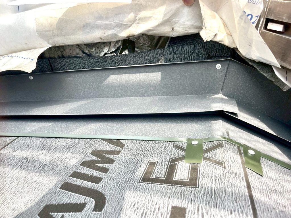 ルーフィング上に雨押え板金を設置している途中の写真