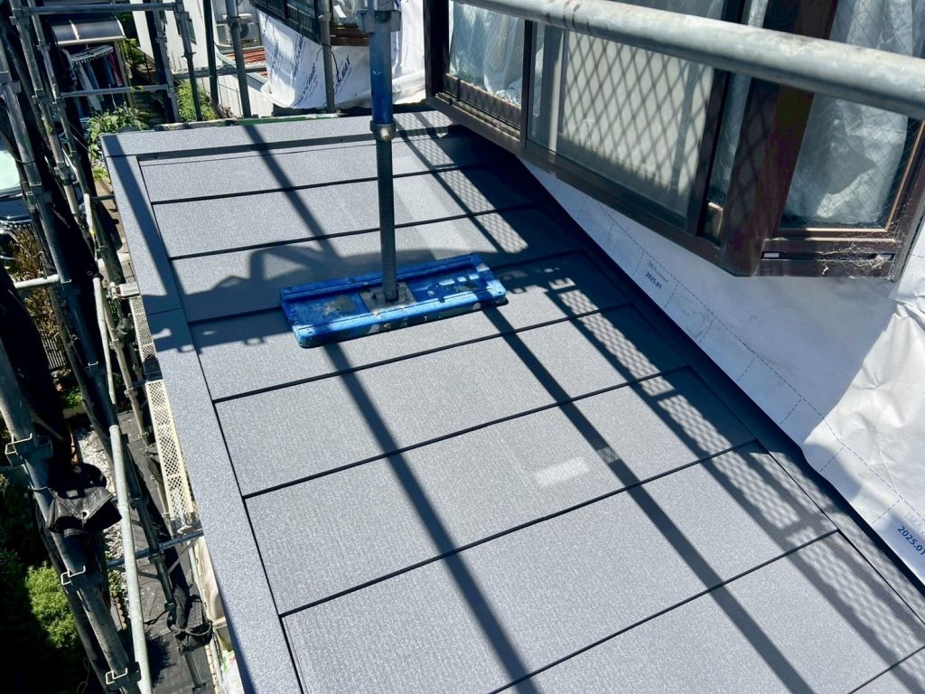 本体の取り付けと納まりが完了した下屋根全景