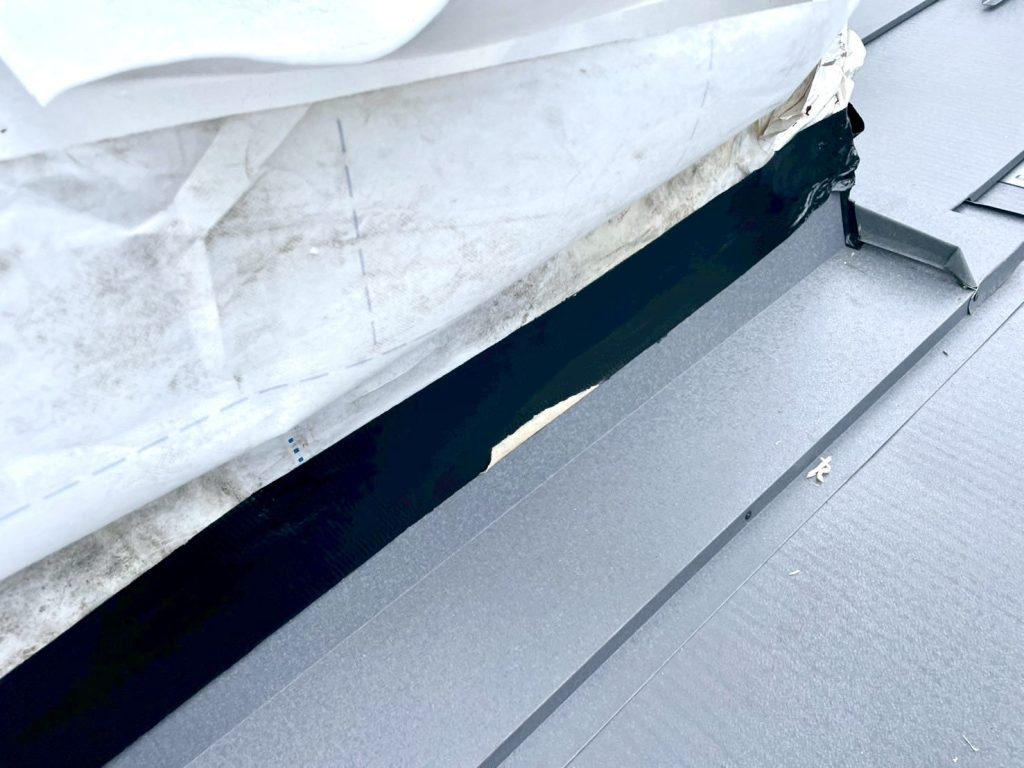 壁との取り合い部には板金を立ち上げて納めました