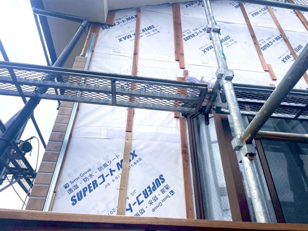 サイディング施工前の透湿防水シートと通気胴縁の様子。