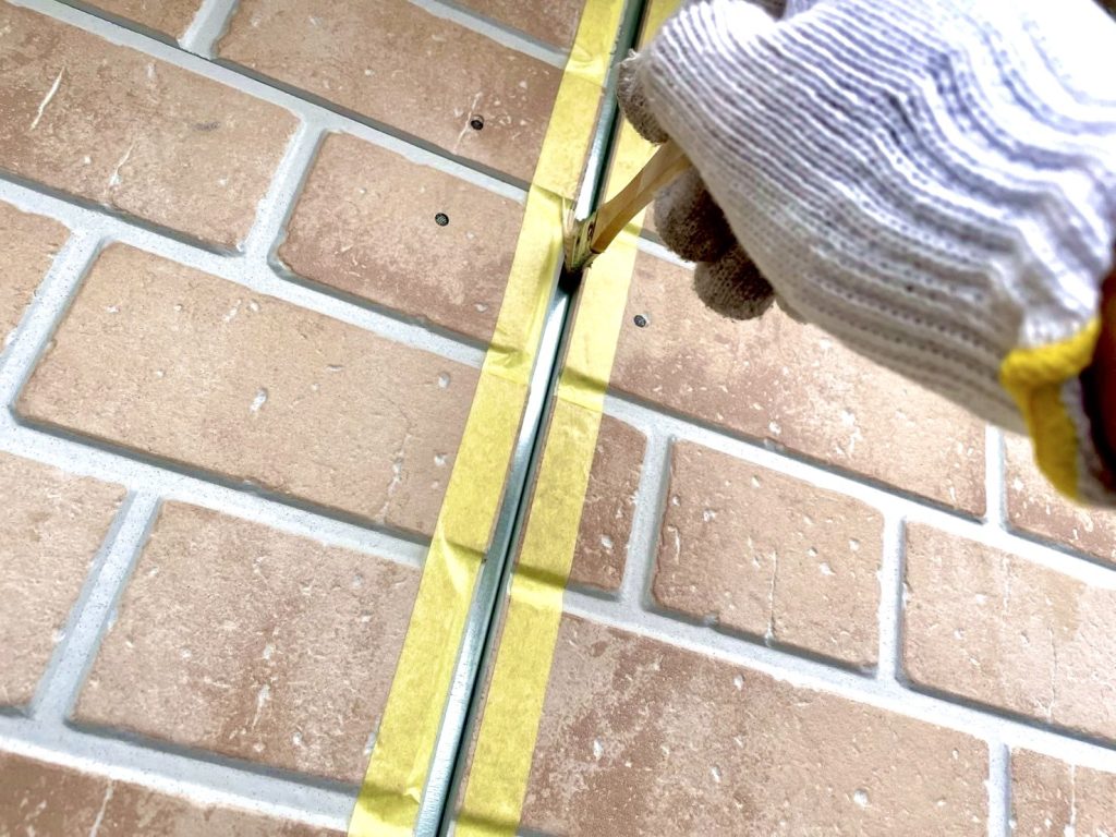 目地にプライマー塗布中