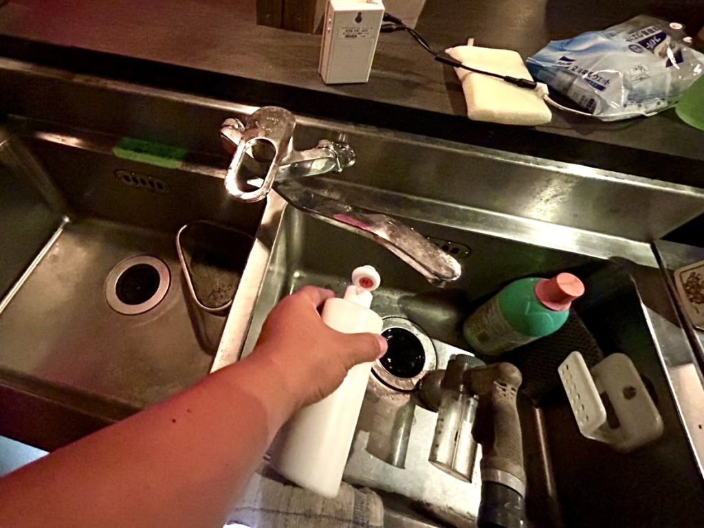 キッチン排水部に調査液を添加して散水