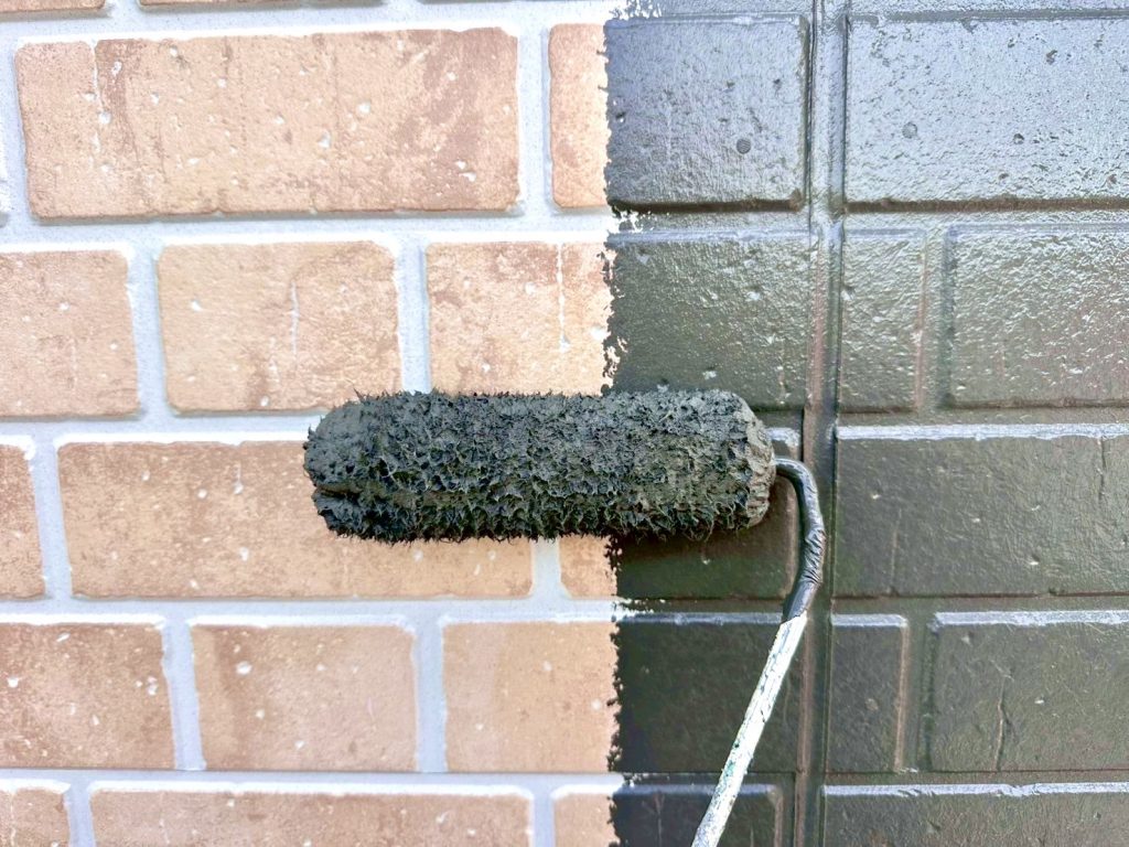 外壁サイディング面の中塗り