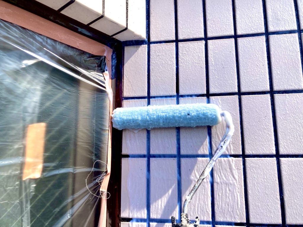 中塗り1回目(サッシまわりの施工中)