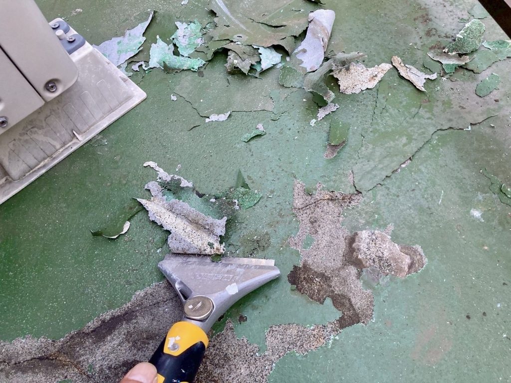 ベランダ床面の劣化防水層をケレンで除去