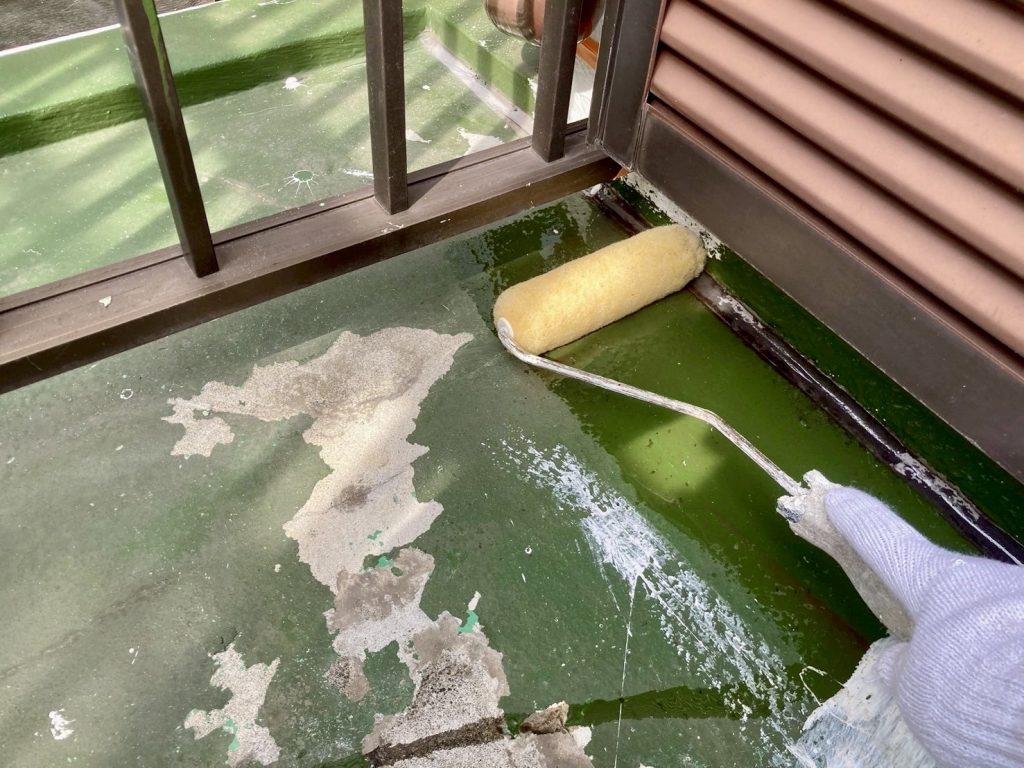 ベランダ床にプライマーをローラーで塗布