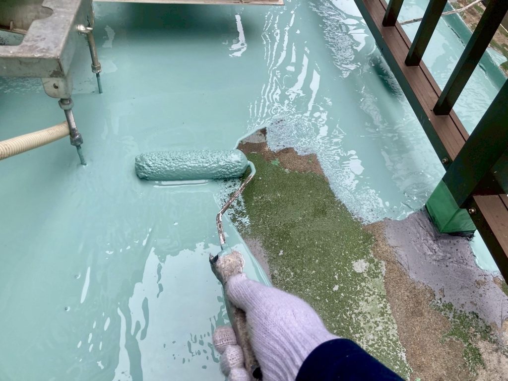 ローラーでベランダ床全面にウレタン防水材を塗布