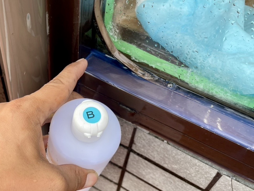 サッシまわりへ調査液(ブルー)を添加して散水