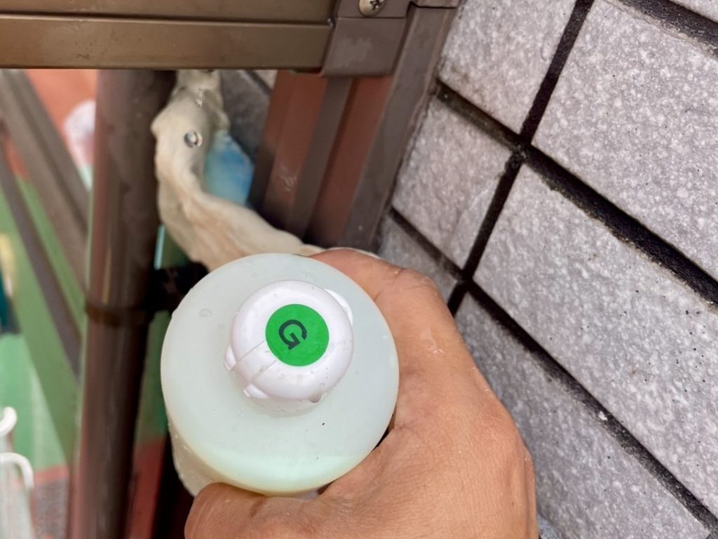 シーリング劣化部へ調査液(グリーン)を添加して散水