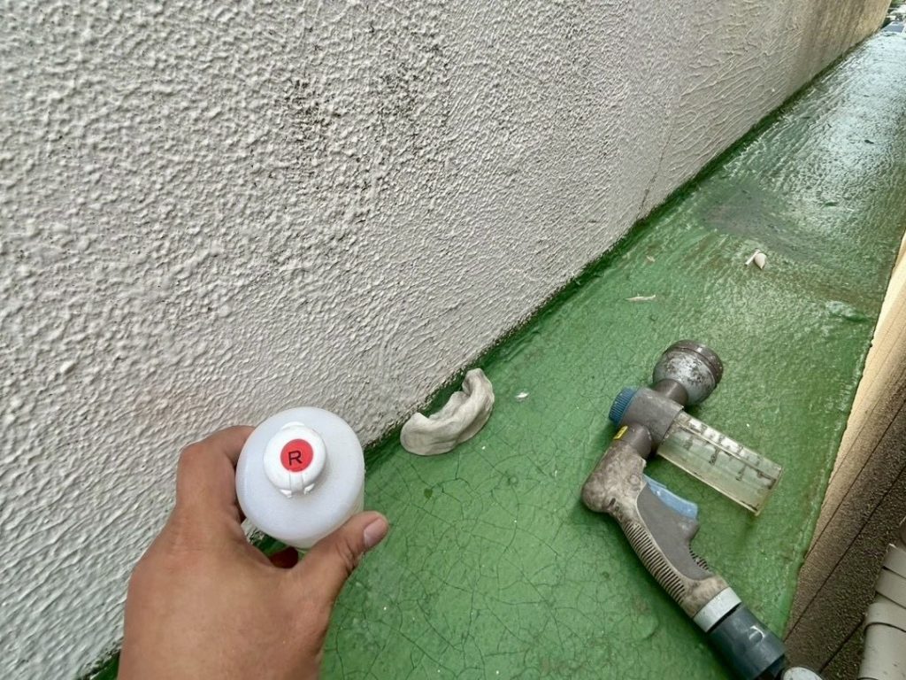 防水面のクラックに調査液(レッド)を添加し散水
