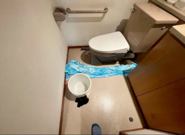 1階トイレ内床の浸水