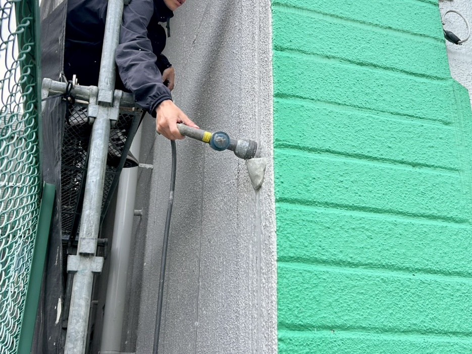 外壁亀裂部分に散水