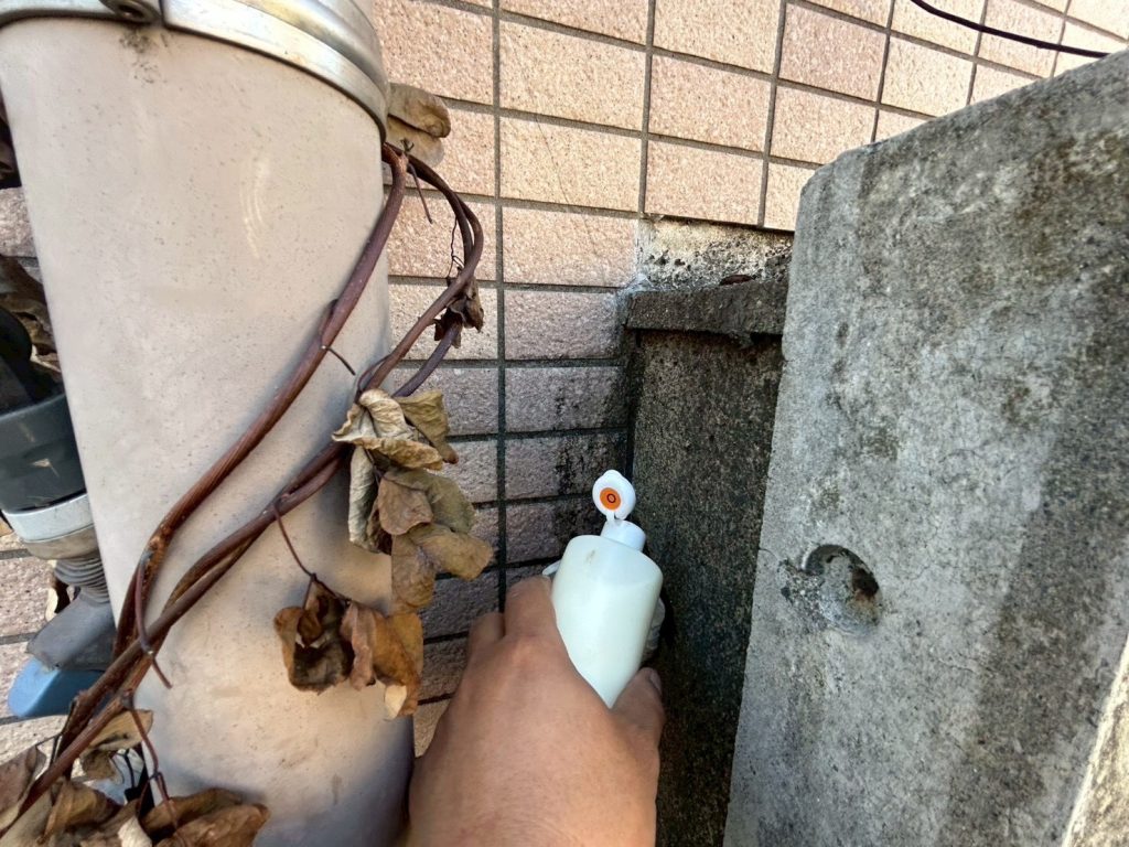 外壁目地部分に調査液(オレンジ)を添加し散水