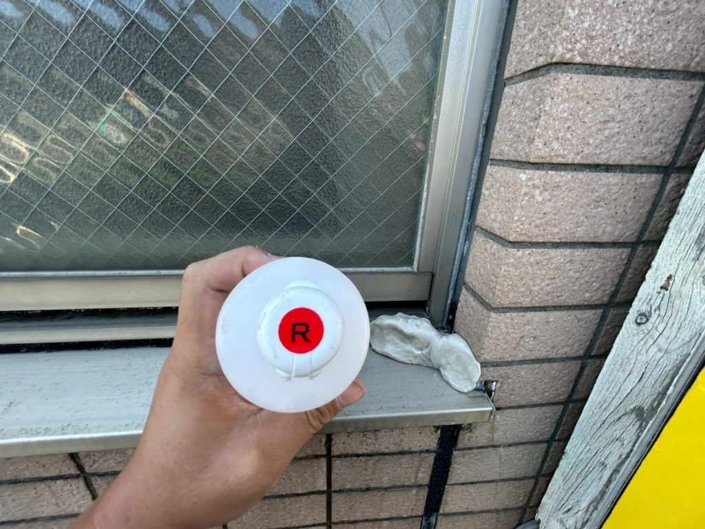 2階サッシ部分に調査液(レッド)を添加し散水