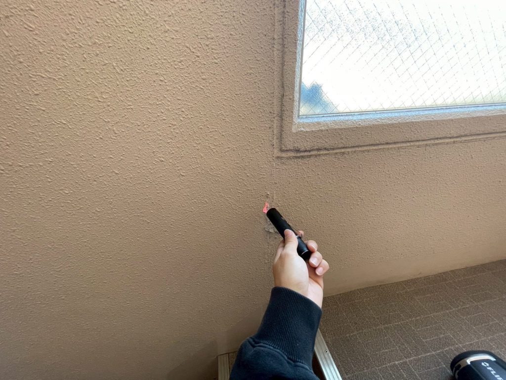 2階室内、内壁にて発光反応(レッド)を確認