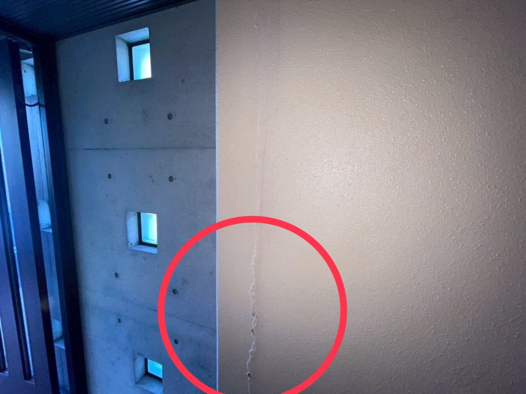 室内、内壁にて発光反応(オレンジ)を確認