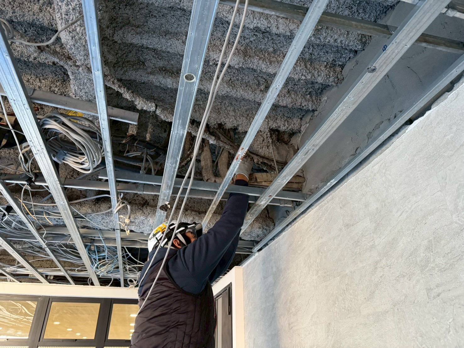 2025/11/29　東京都町田市S造ビル②｜保温材の巻き直し