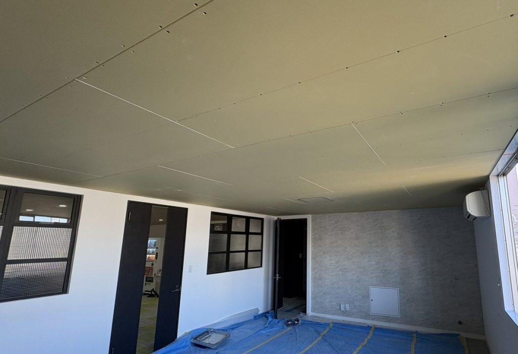  天井のボード貼り