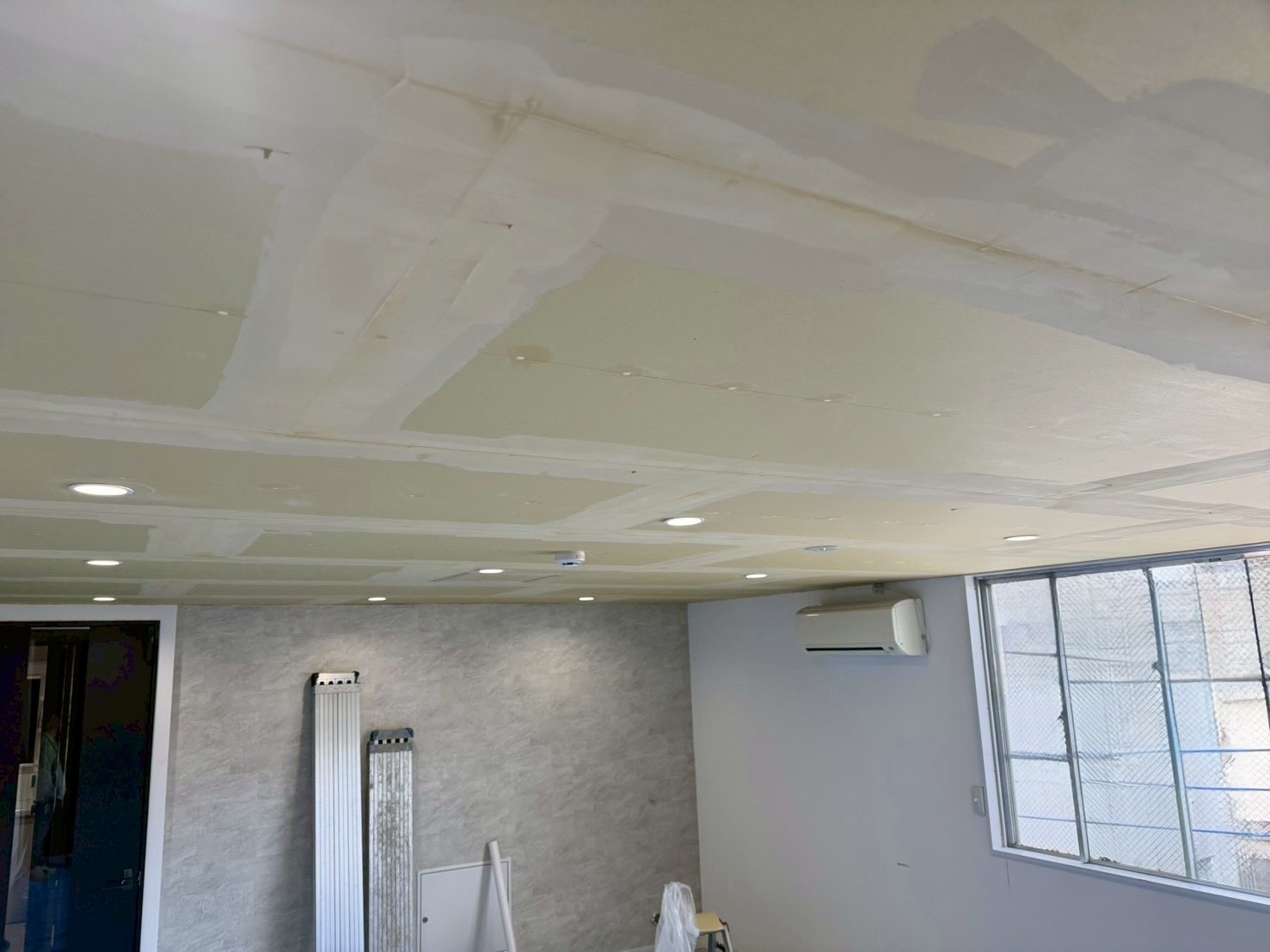 2025/12/2　東京都町田市S造ビル④｜内装復旧工事（パテ・クロス）完工