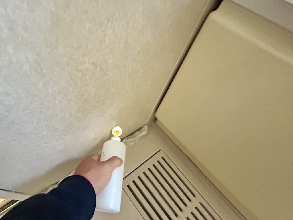 上階浴室防水立ち上がり部分に調査液(イエロー)を添加し散水