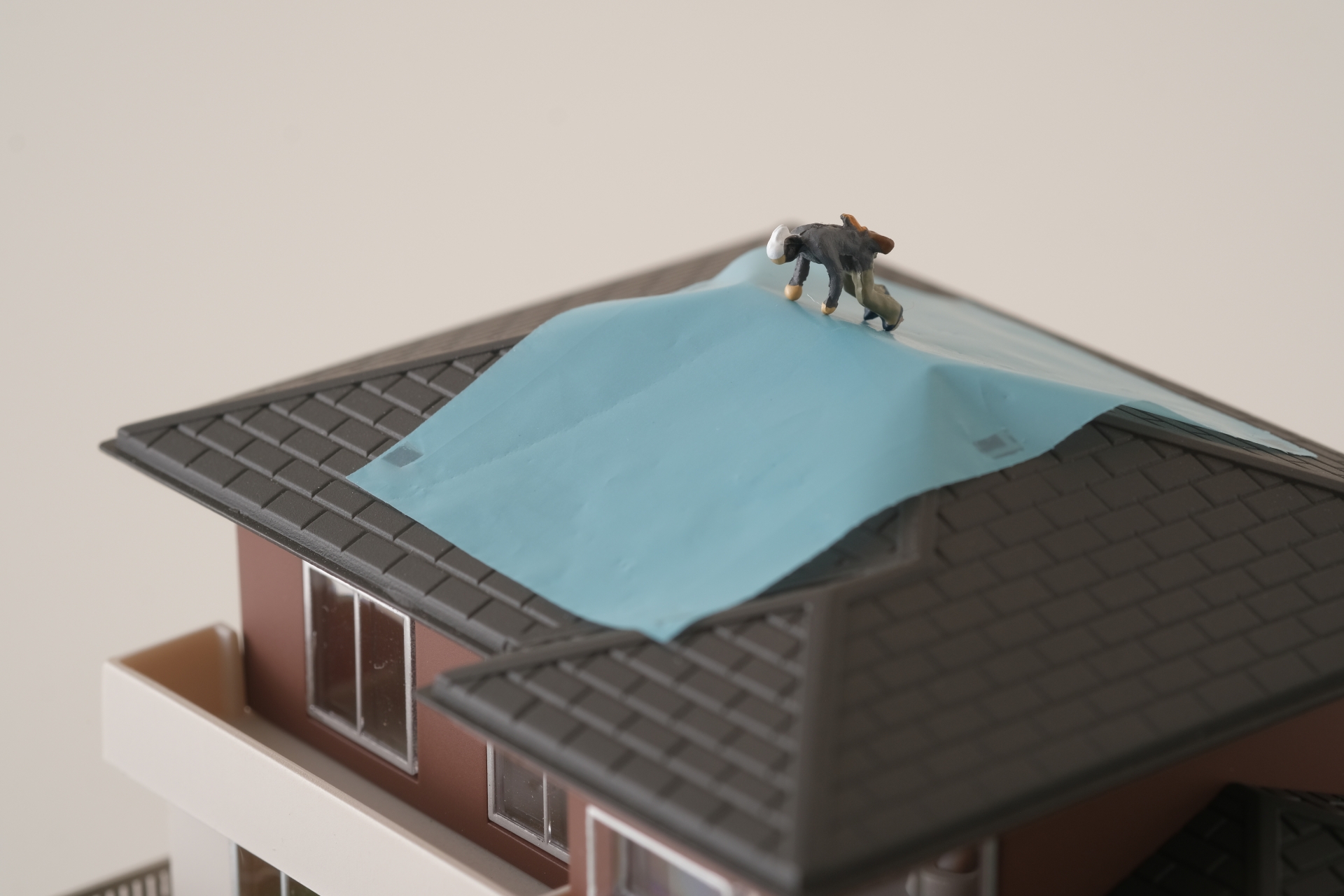 <strong>雨漏りの応急処置にブルーシートを使う方法と失敗しないポイント</strong>