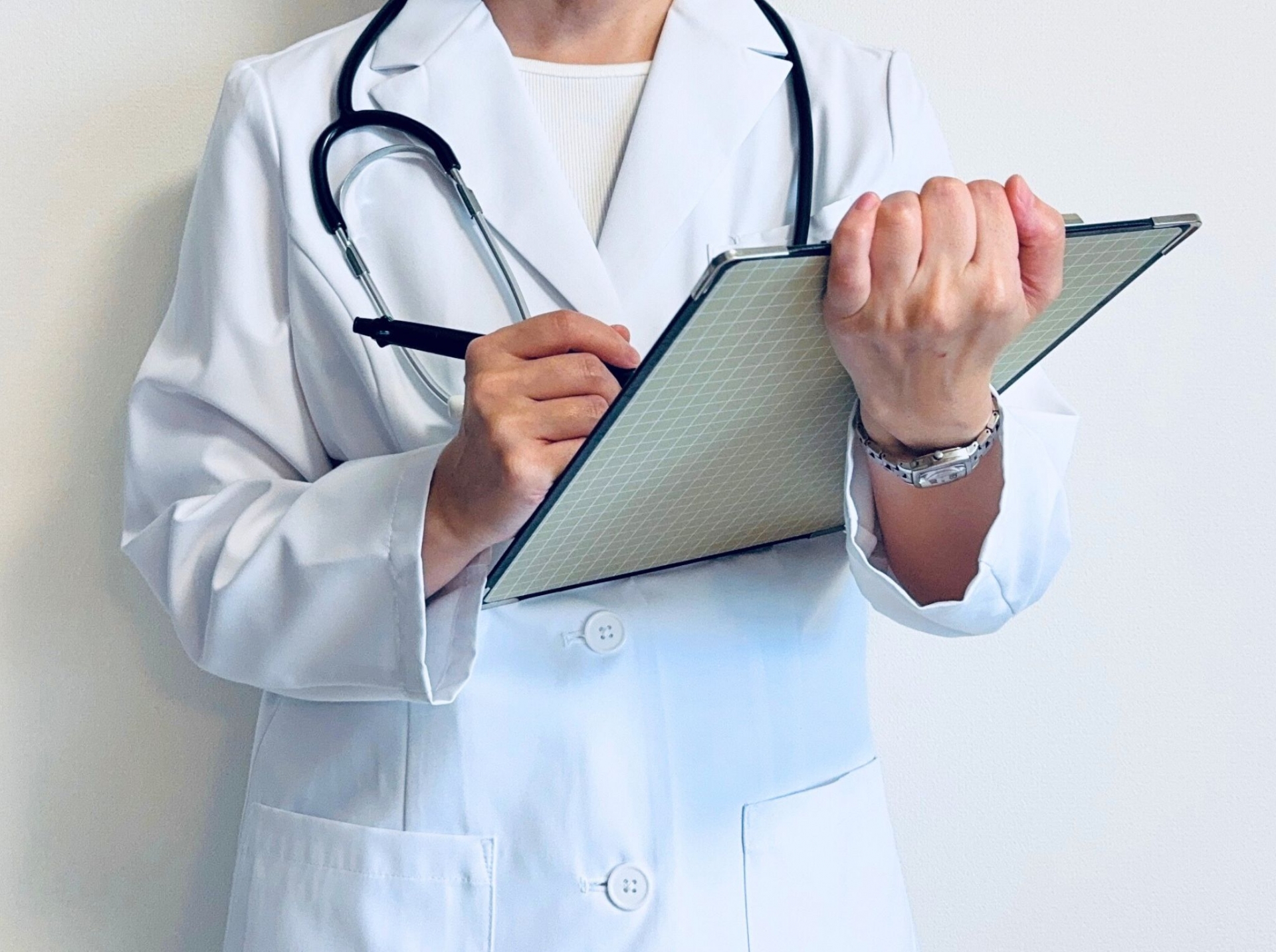 <strong>雨漏りによるカビと健康被害｜発生原因から病気リスク、対策まで徹底解説</strong>