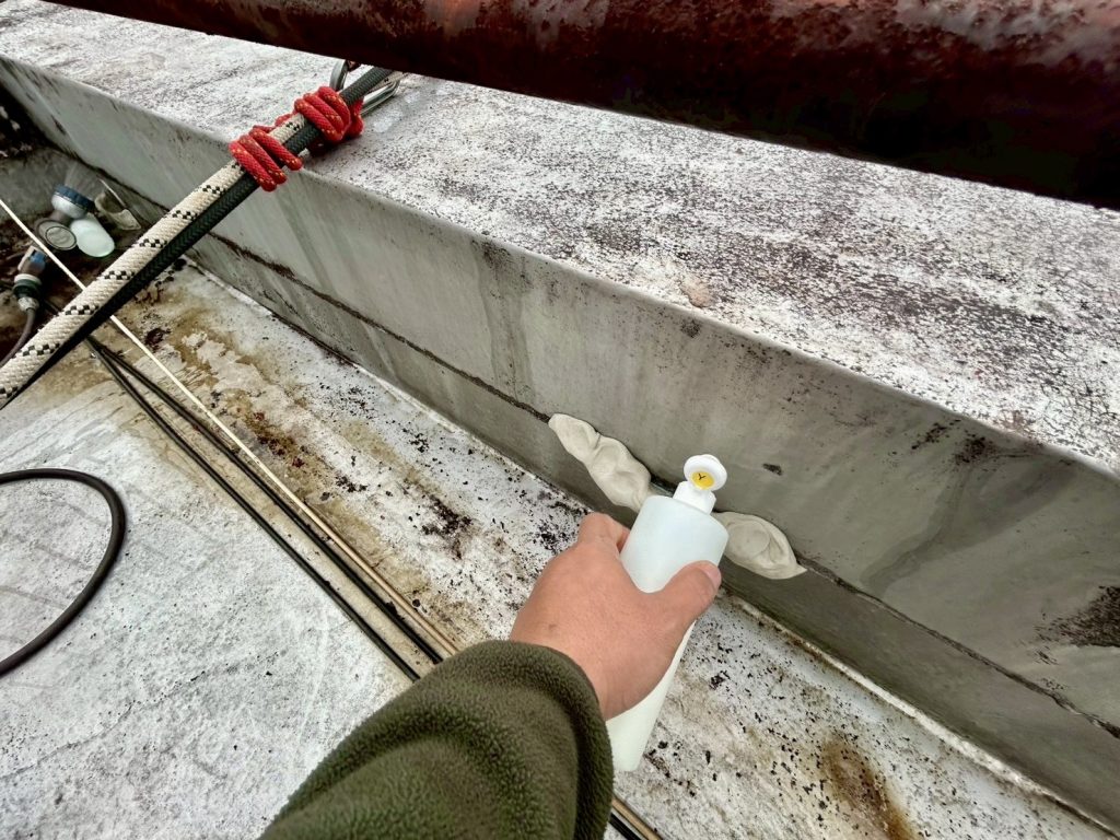 屋上パラペット顎下に調査液(イエロー)を添加し散水