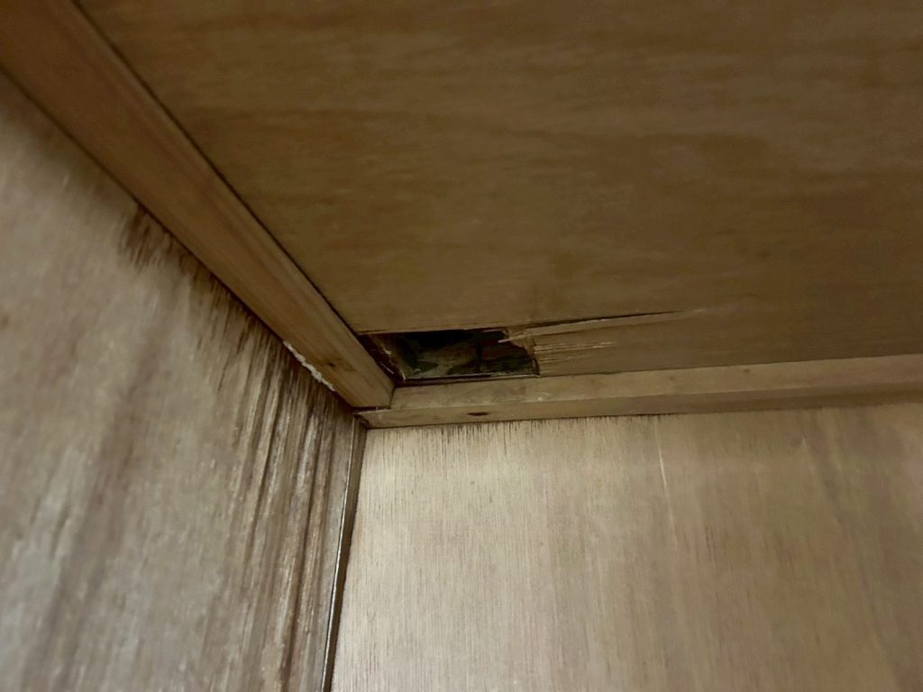 押し入れ天井を点検用に開口