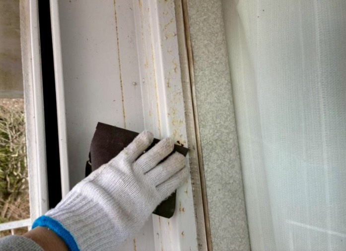 サッシまわりのケレン作業