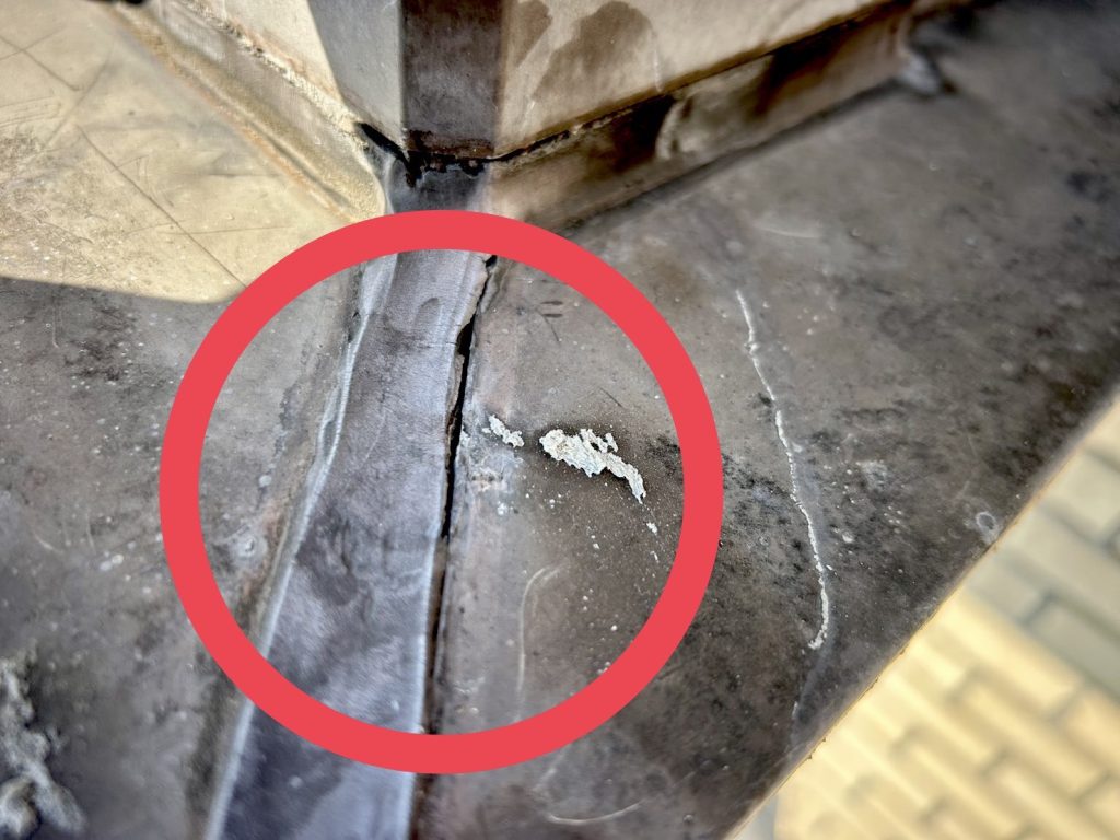 出窓シーリング亀裂部分