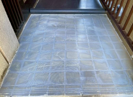 専用の接着剤を塗布