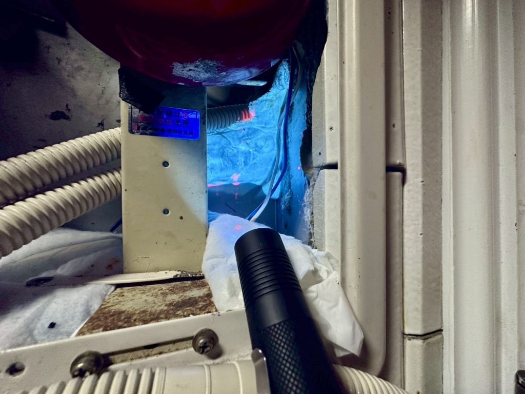 警報機ボックス内部にて発光反応(レッド)を確認